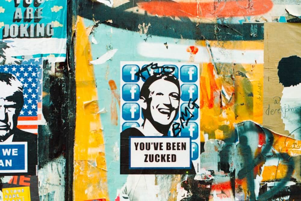 Plakat na ścianie budynku z Markiem Zuckerbergiem 