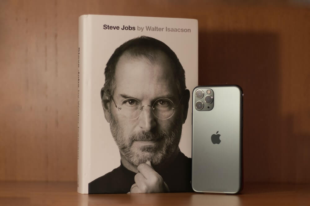 Biografia steve'a jobsa obok flagowego produktu Apple - Iphona 