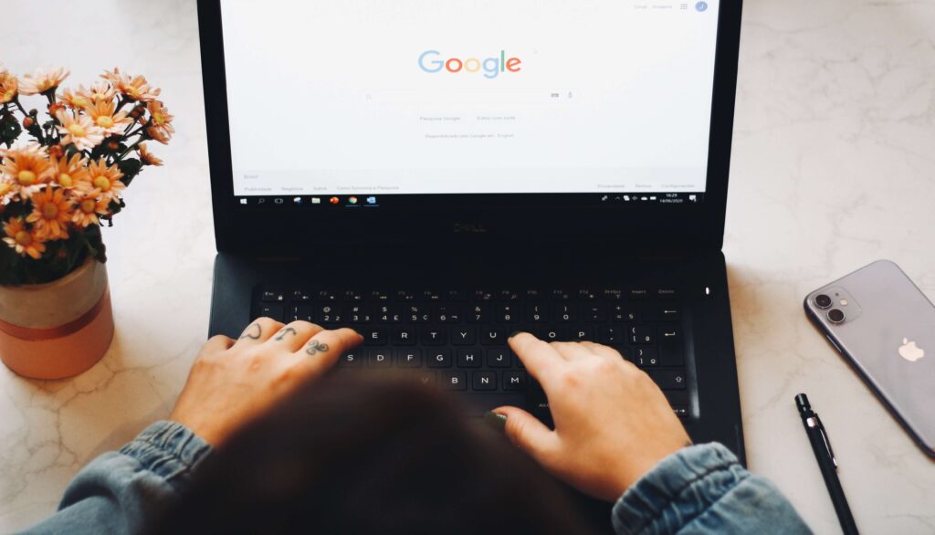 kobieta sprawdzająca w Google bounce rate swojego e commerce