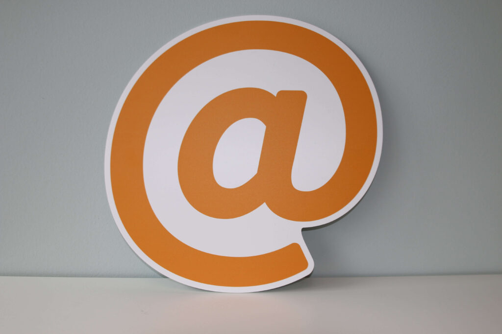 Symbol emailu, podstawy bazy mailingowej.