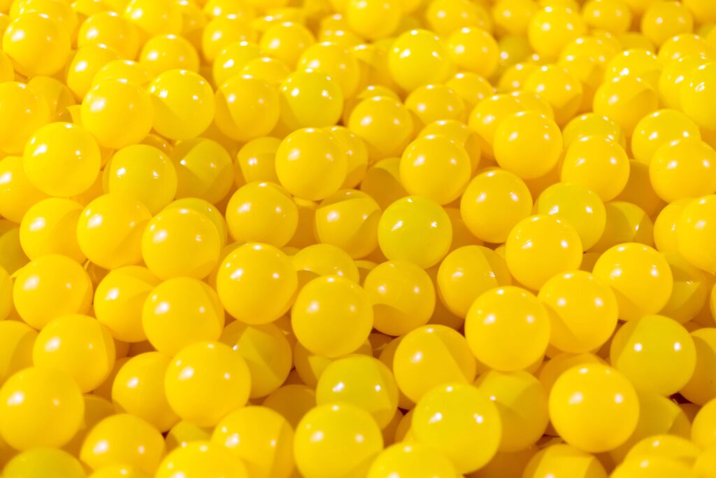 Kolor żółty - w branży marketingowej oznacza energię, optymizm i szczęście.